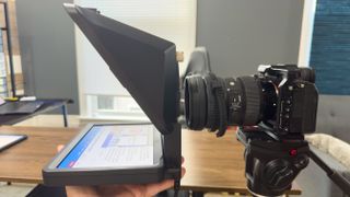 A side view of the Elgato Prompter installed onto a DSLR camera