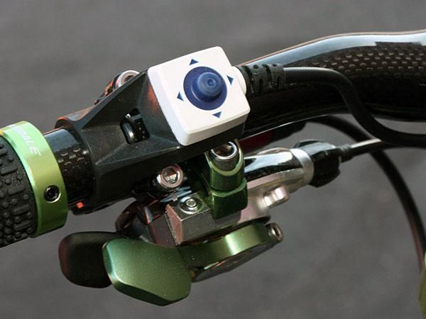 The handlebar-mounted joystick controller is very intuitive to use.