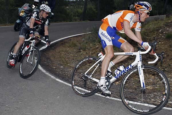 Peter Weening (Rabobank) gives it a shot on the descent.