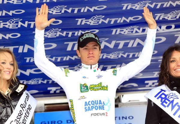 Carlos Alberto Betancur (Acqua&amp;Sapone) in the white jersey