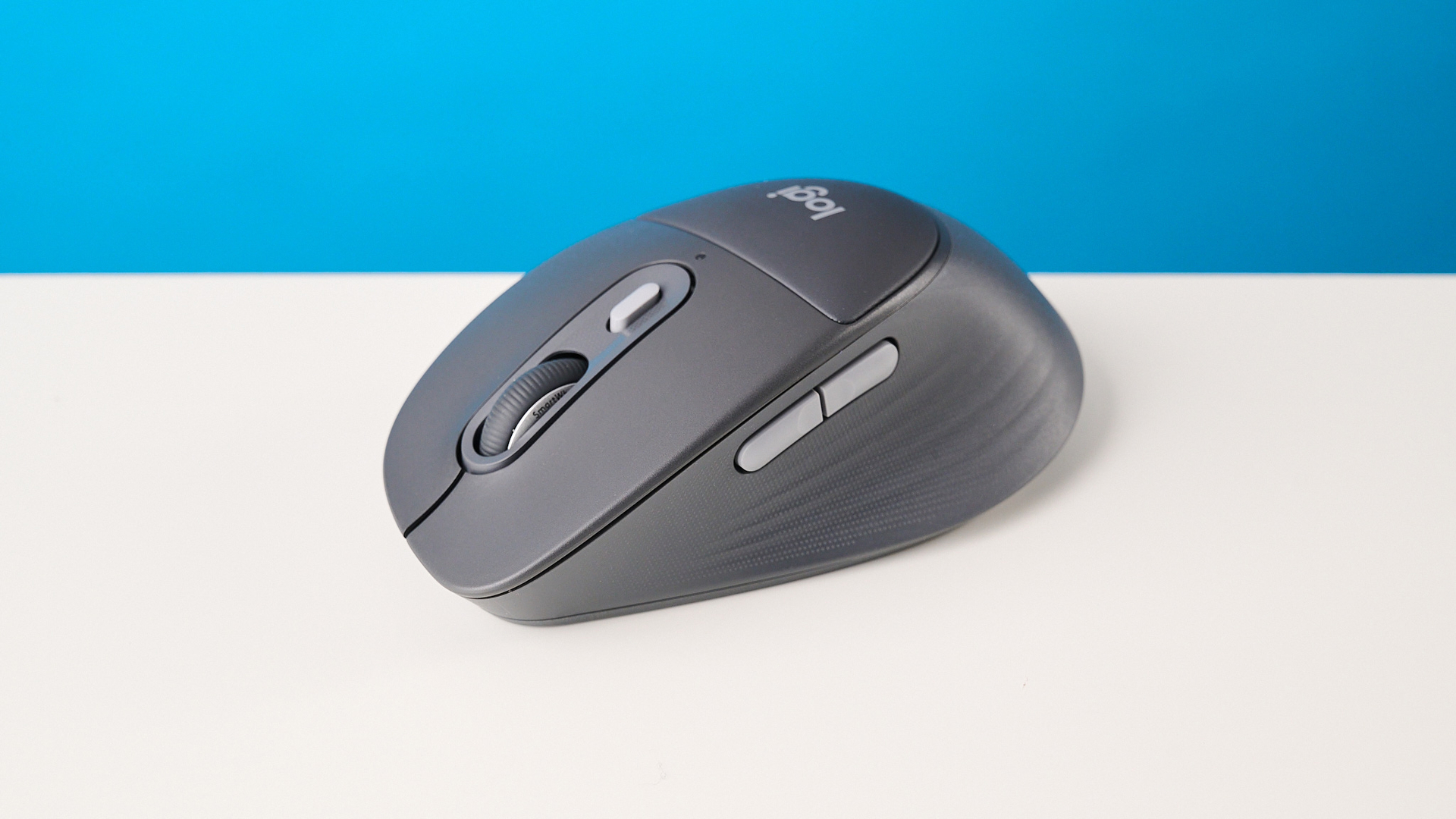 A Logitech Signature Comfort Plus M850L mouse