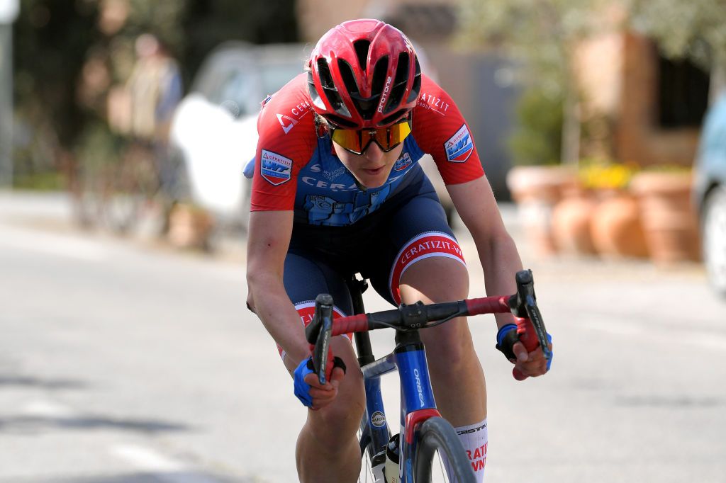 Lizzy Banks racing in March at Strade Bianche