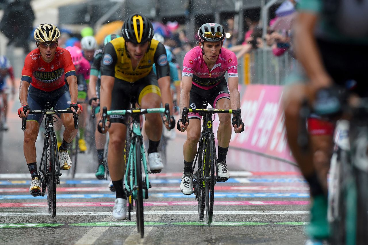 Simon Yates comes across behind Enrico Battaglin (LottoNl-Jumbo)