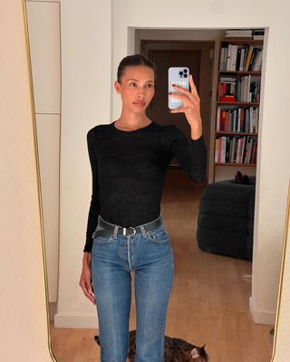 woman wearing high rise skinny jeans and belt