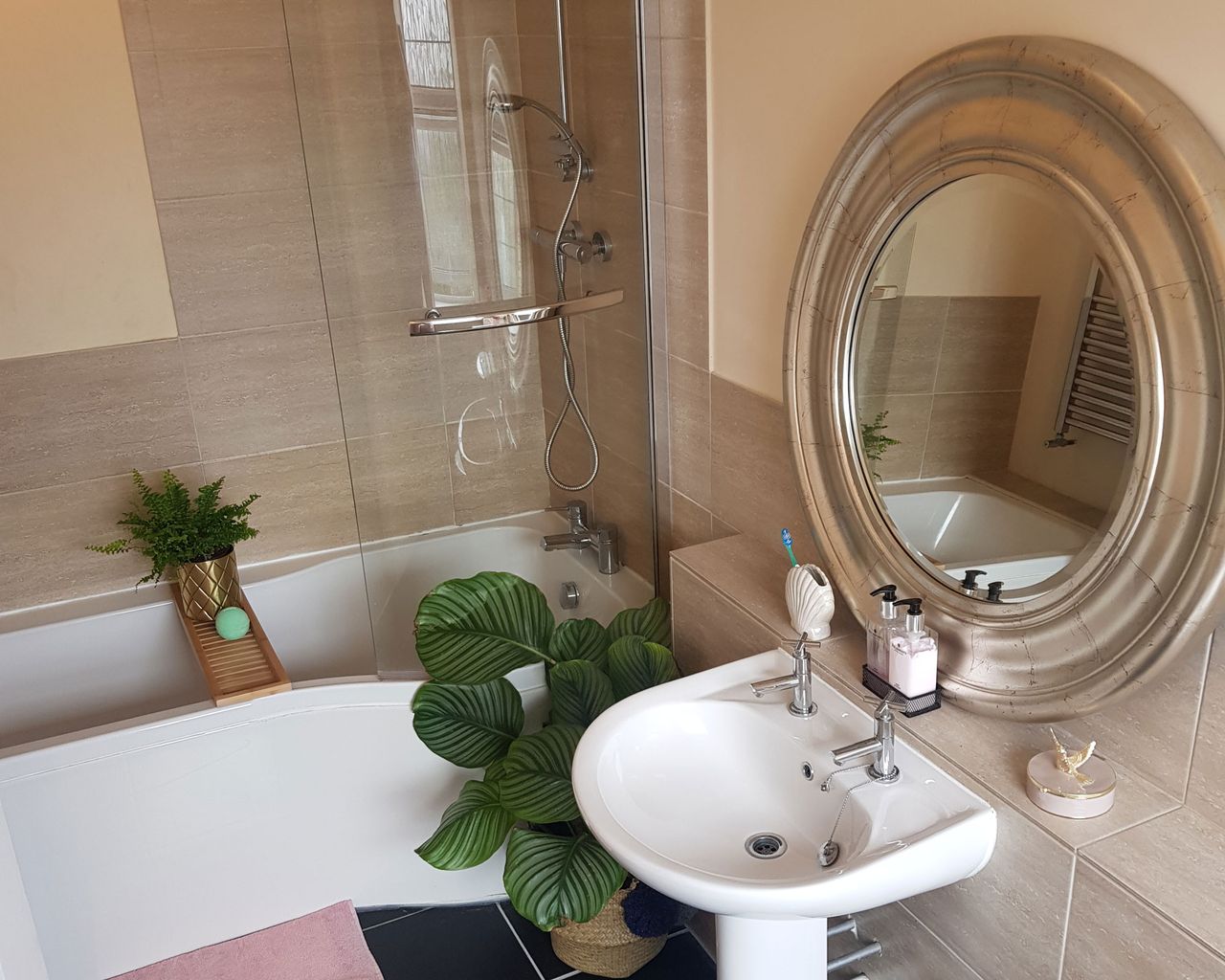 DIYer transforms beige bathroom with color blocking DIYer transforms beige bathroom with color blocking