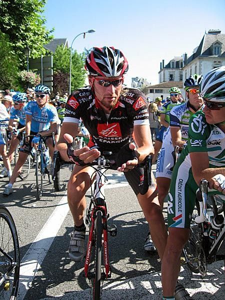 Vladimir Karpets (Caisse d'Epargne) waits to start the last Pyrenean stage.