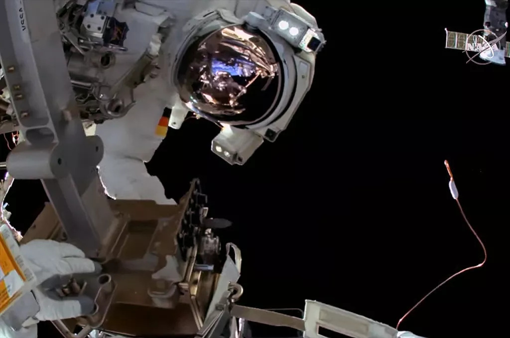 L'astronaute de l'Agence spatiale européenne (ESA) Matthias Maurer, vu de la caméra de casque portée par l'astronaute de la NASA Raja Chari lors d'une sortie dans l'espace le 23 mars 2022. Maurer et Chari utilisaient des combinaisons spatiales de l'unité de mobilité extravéhiculaire (EMU).