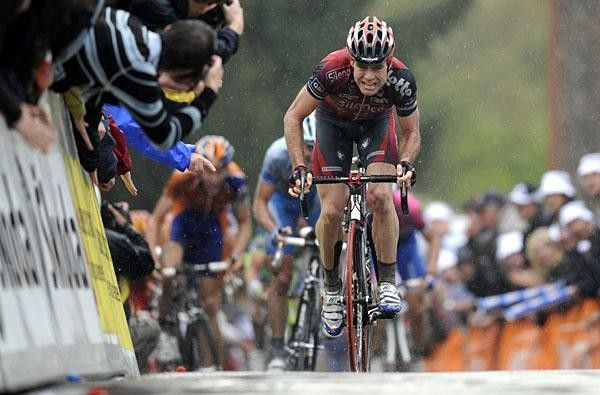 Cadel Evans (Silence Lotto) hit out first and had Davide Rebellin (Gerolsteiner) on his wheel.