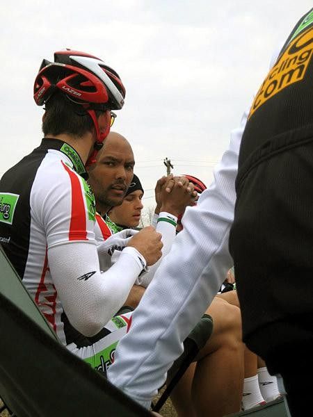 DS Erik Saunders show the double fisted hammer technique that will smash any peloton