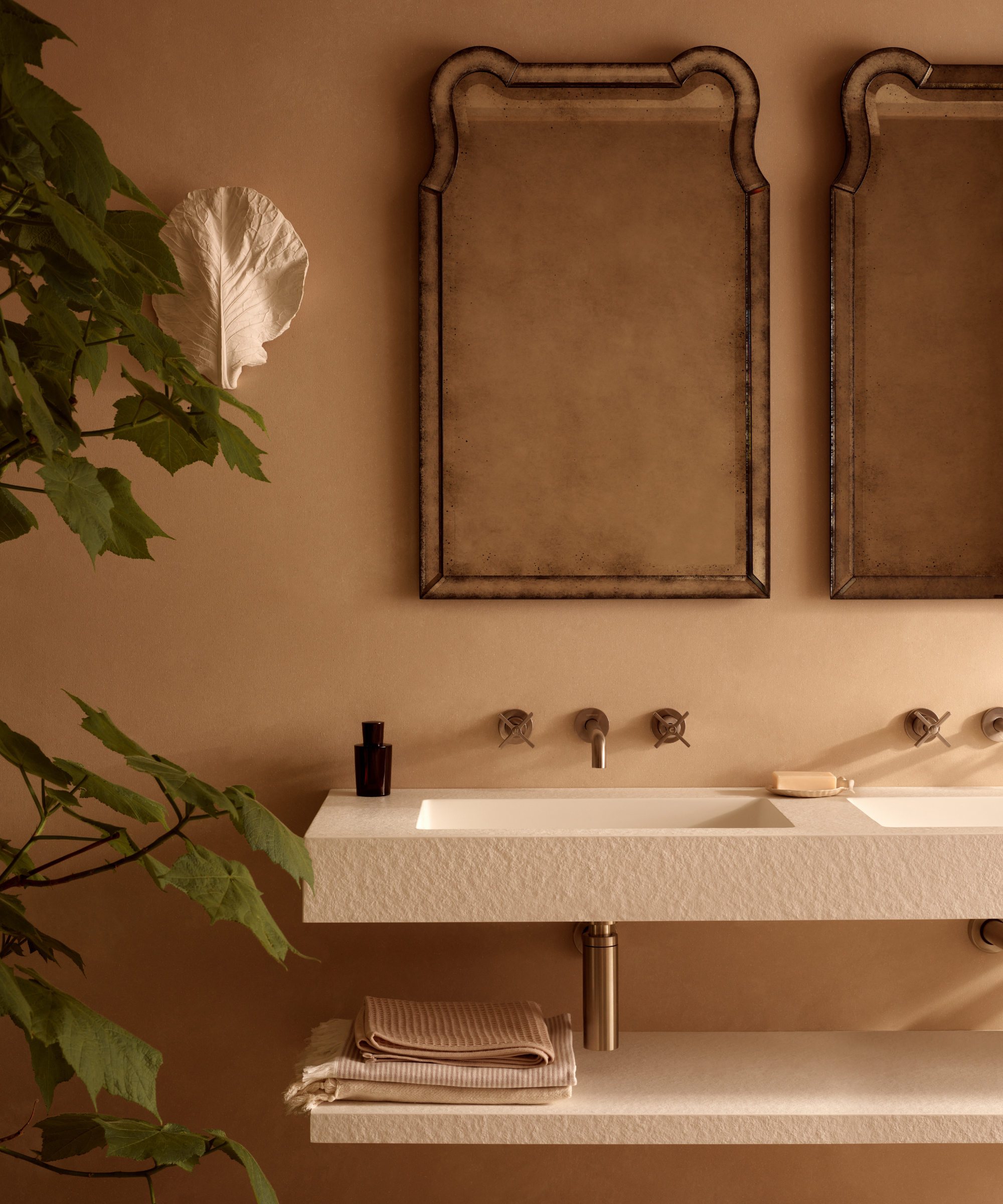 donnez à votre maison l'impression d'être un sanctuaire, salle de bains de style spa avec deux miroirs et deux vasques, fixation murale, étagère en dessous, plante