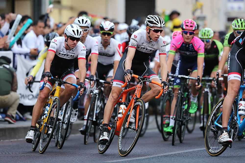 The peloton races through the streets of Utsunomiya