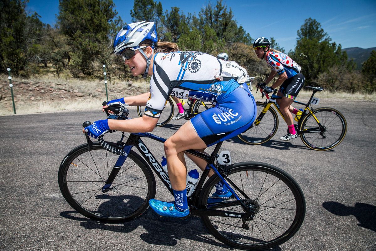Ruth Winder (UHC) makes her way to the front group