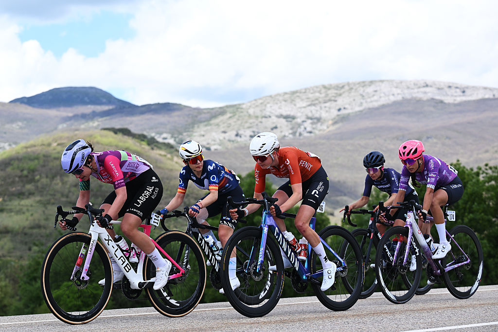 La Vuelta Femenina stage 5 LIVE: The peloton is close to catching the four remaining breakaway riders 