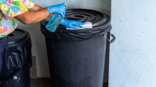 Disinfecting garbage can