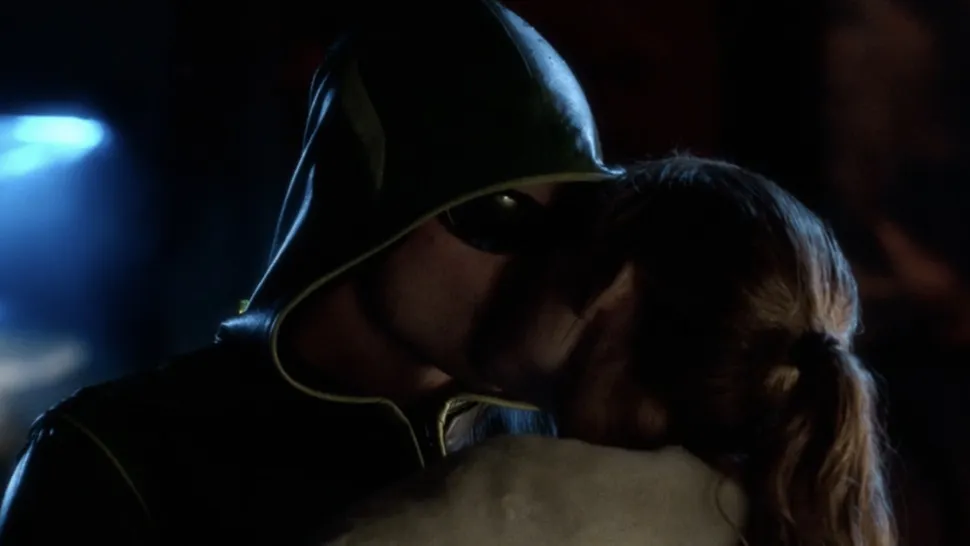 Tom welling as Clark⁣ Kent ⁤in the Green Arrow suit on Smallville.