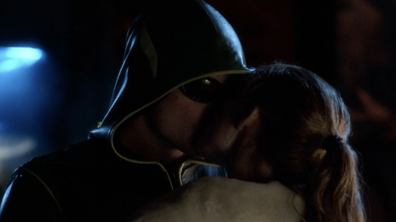 Clark Kent as Green Arrow (Tom Welling) kisses Lois Lane (Erica Durance) on Smallville