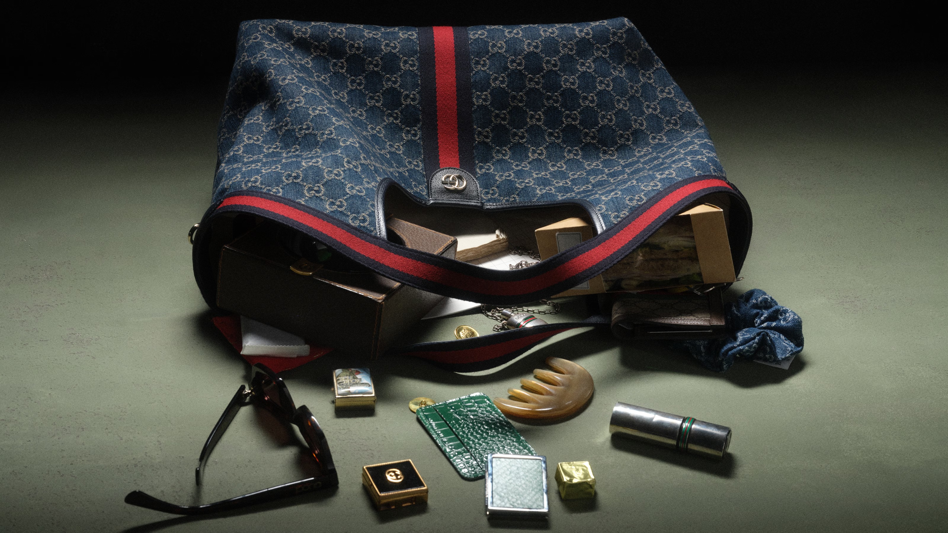 Gucci Giglio large tote bag in blue and white GG denim.