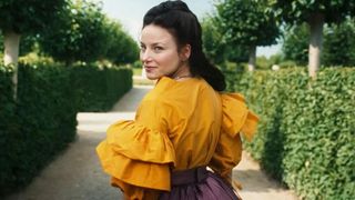 Devrim Lingnau as Empress Elisabeth wearing a yellow dress