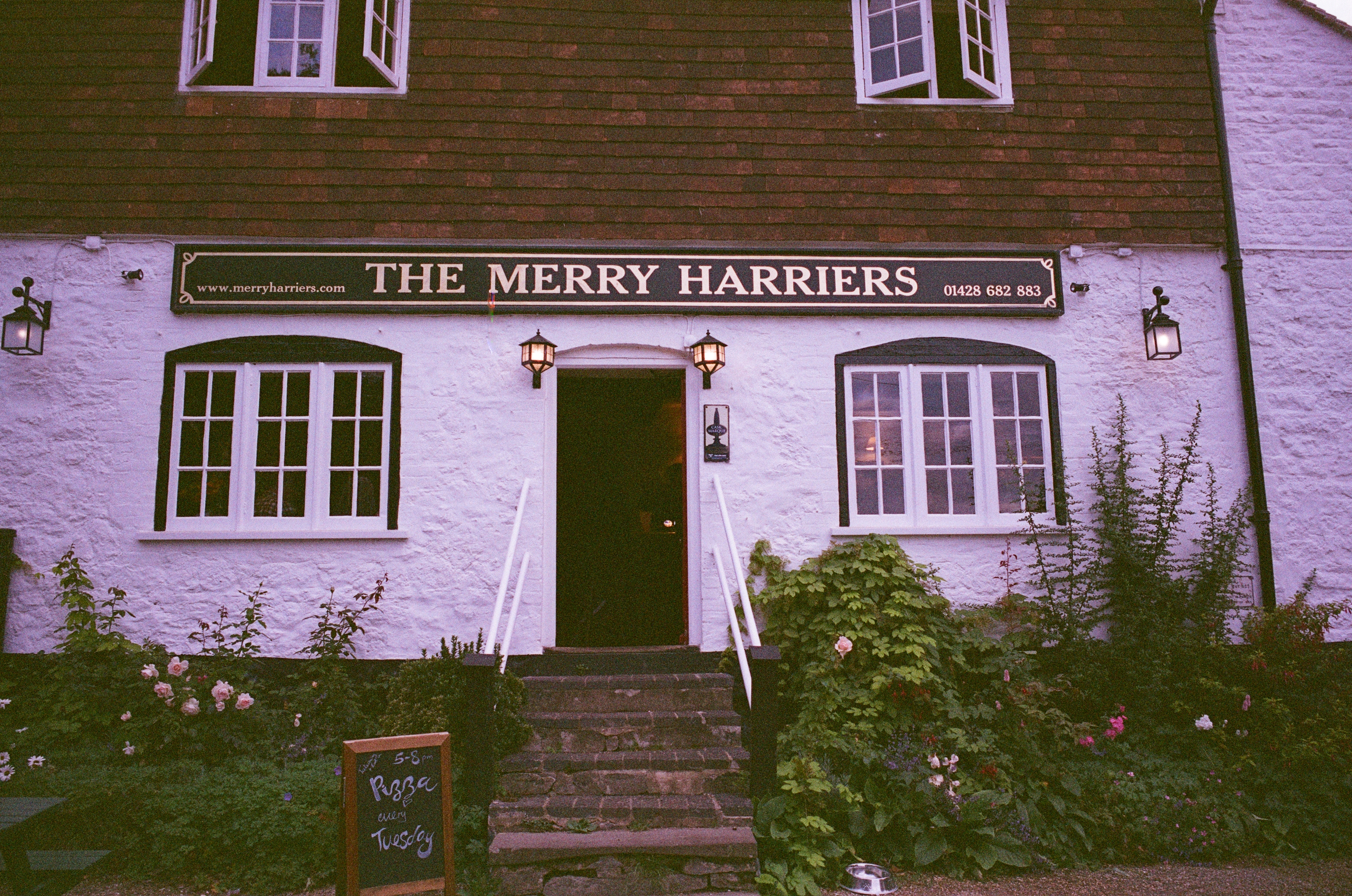 Leica MP color film scan of an quaint English pub front