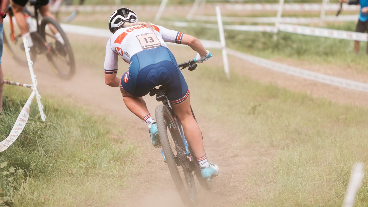 Evie Richards descending at the UCI world champs in 2021