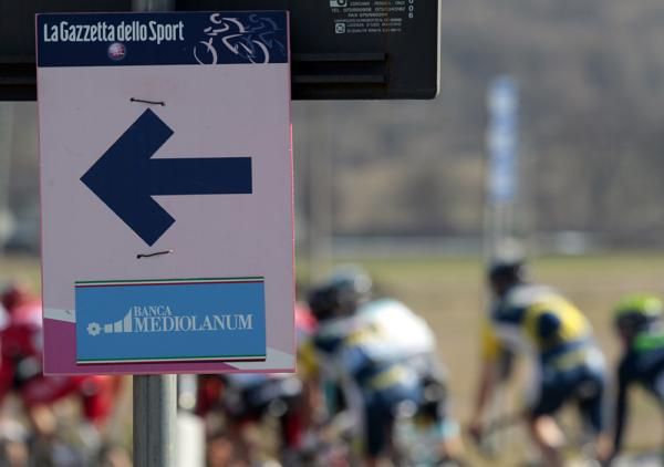 The race goes this way.
