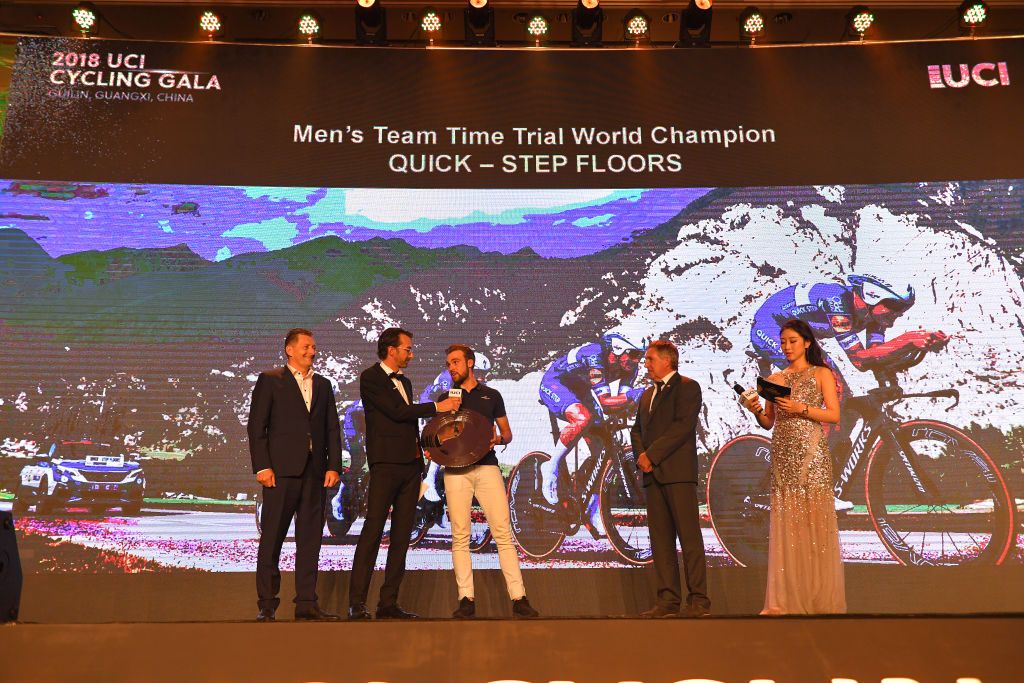 Max Schachmann collects Quick-Step's prize for men's TTT world champions