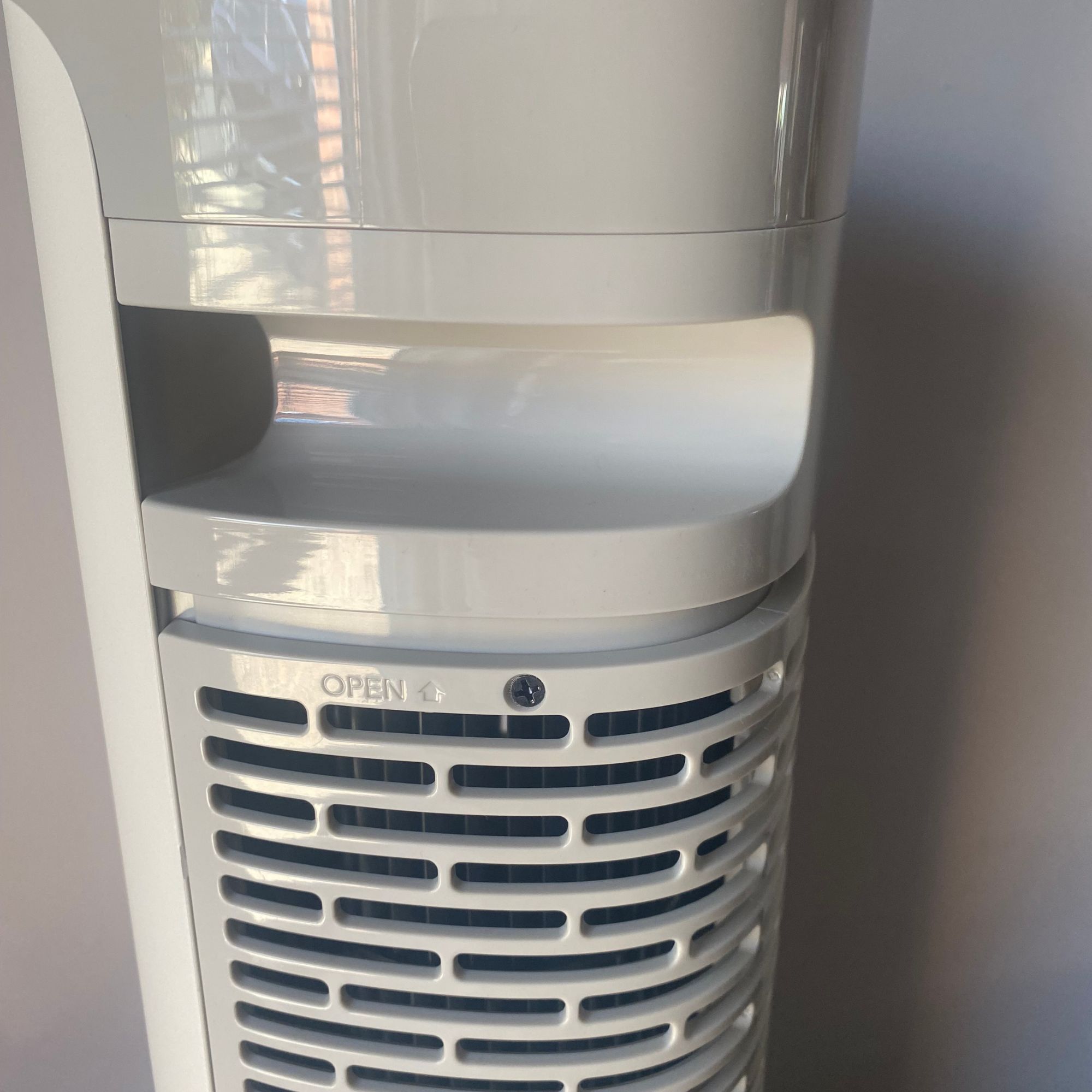 Carry handle of the small Meaco Sefte Tower Fan