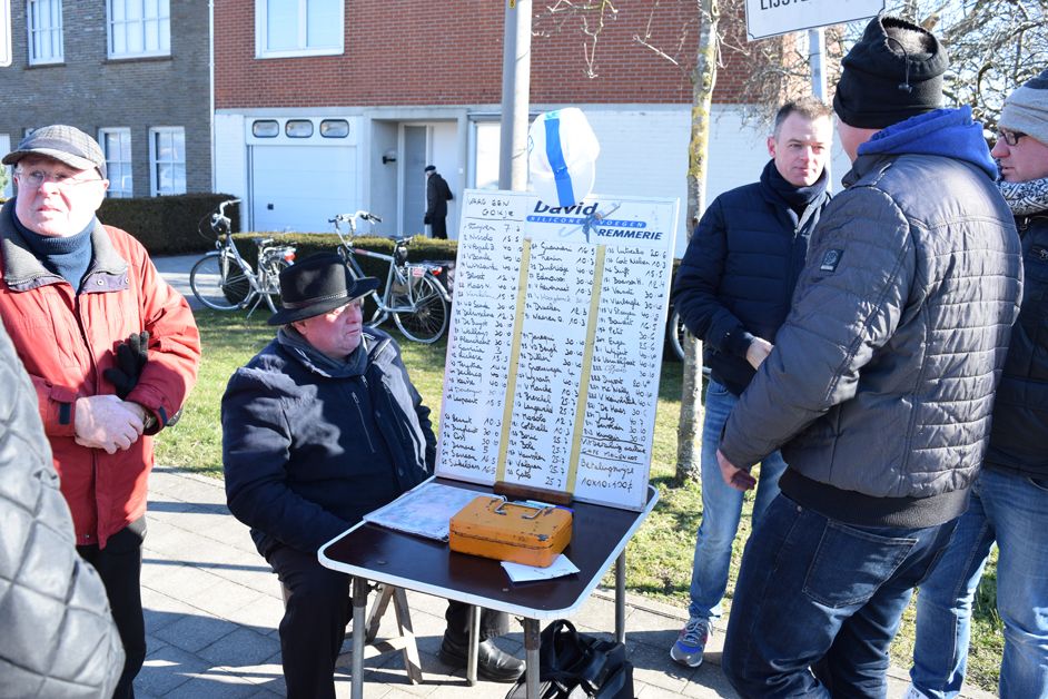 Verlinde and Desamber chat with the locals