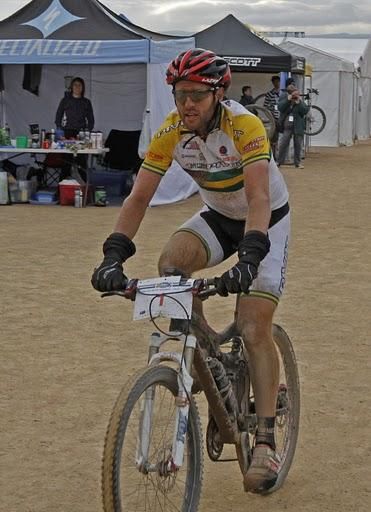 Elite Men 2010 World Solo 24Hr Champion, Jason English, approaching his pit in the 2010 world champs
