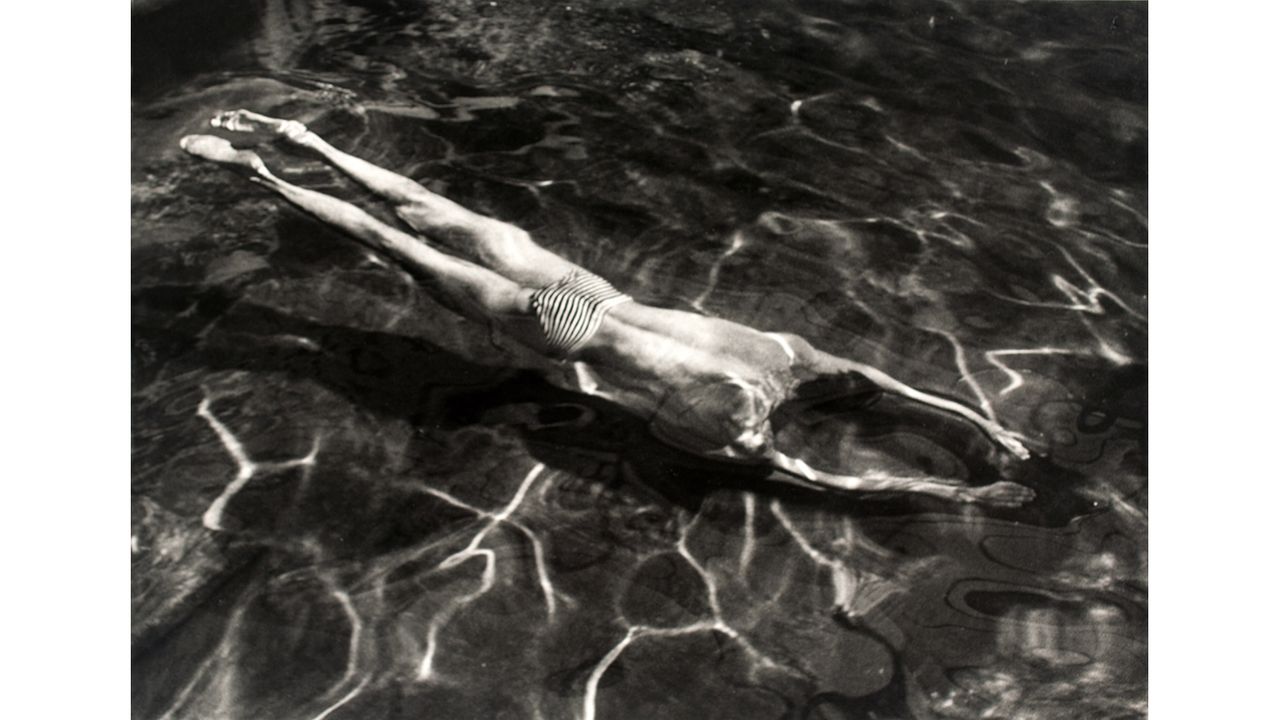 andre_kertesz_underwater_swimmer_esztergom_hungary_30_june_1917.jpg