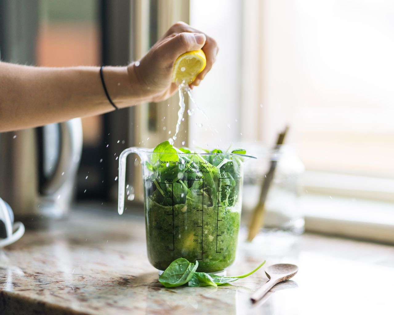 breakfast green smoothie prep