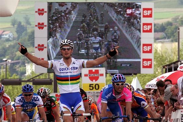 Tom Boonen (Quick.Step) thunders home to take his seventeenth win of the season, ahead of Daniele Bennati (Lampre) and Oscar Freire (Rabobank)