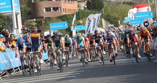 JJ Rojas (Movistar) wins the opening stage of the Pais Vasco