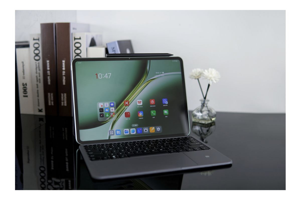 Leaked image of the OnePlus Pad Pro tablet with magnetic keyboard and OnePlus Style pencil. The screen shows off the homescreen