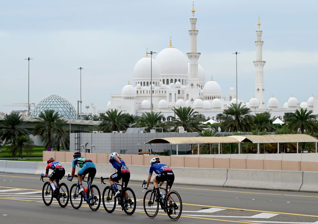 The breakaway races close to the Sheikh Zayed Grand Mosque