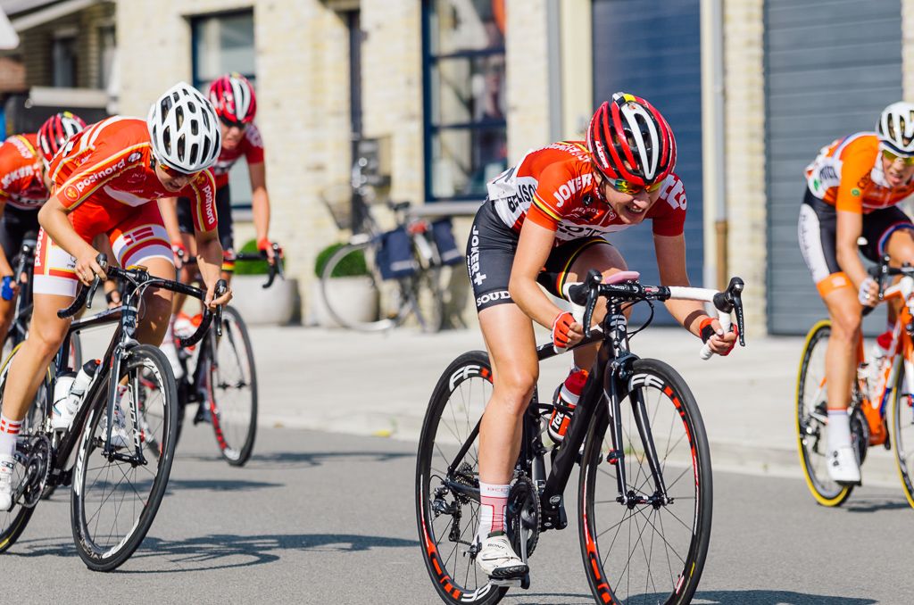 Anisha Vekemans (Lotto Soudal) gives chase.