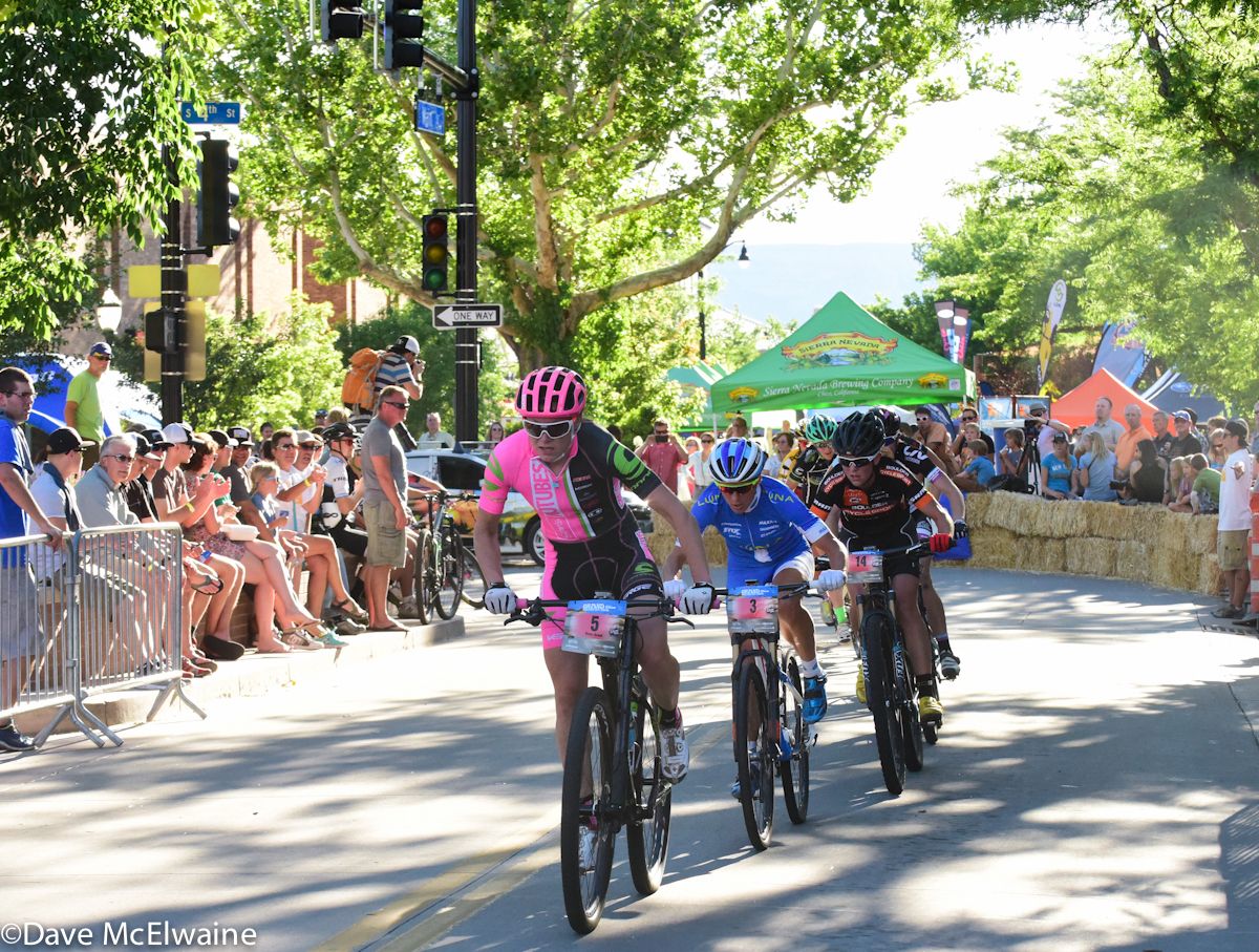 Rose Grant (Stans NoTubes) leading the field on lap two