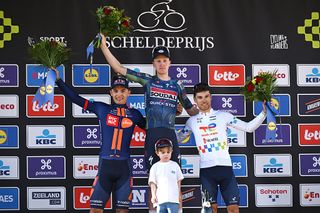 As it happened: A long chase, crashes and confusion before the sprinters fight for Scheldeprijs