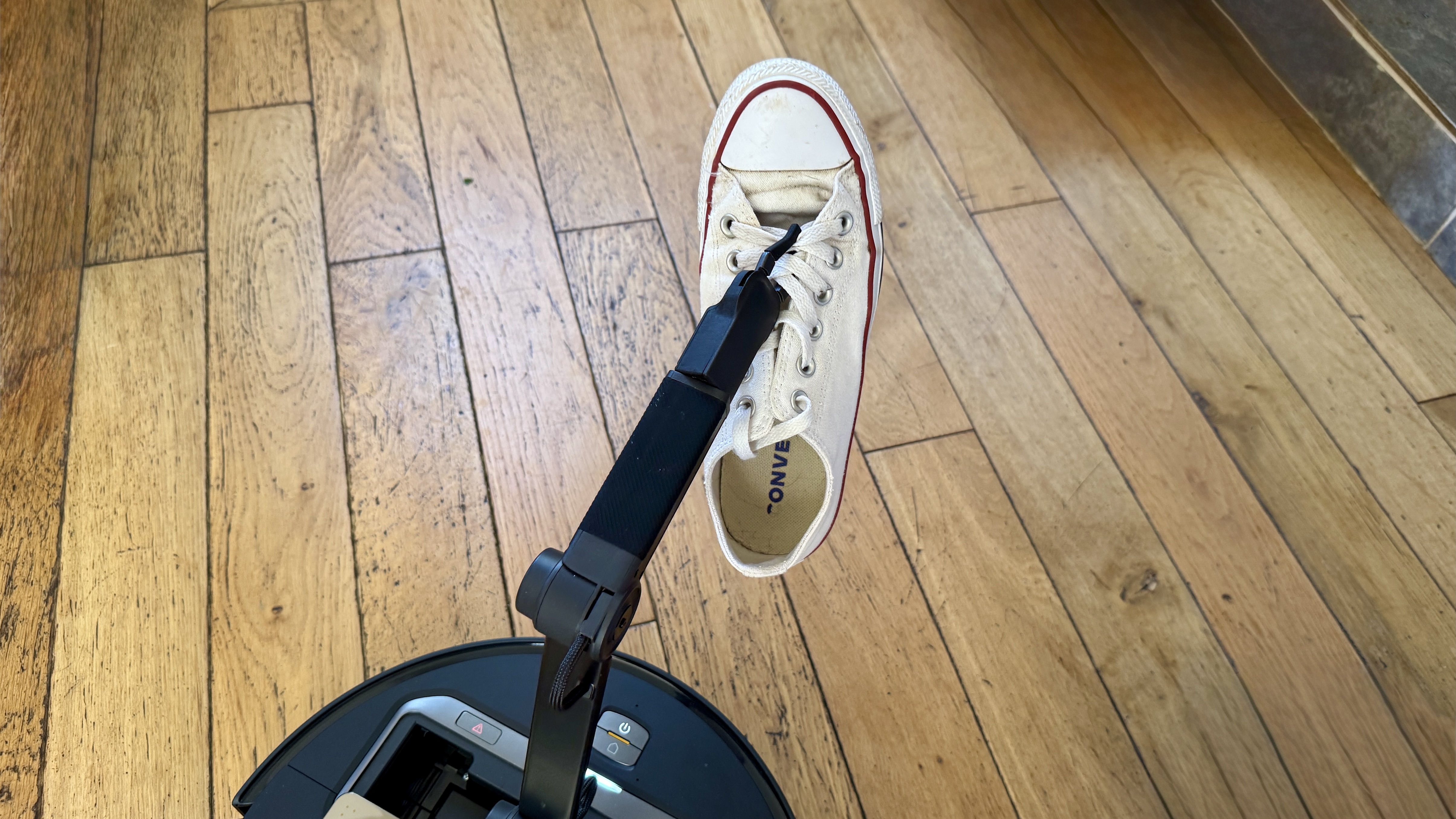Roborock Saros Z70 lifting converse shoe