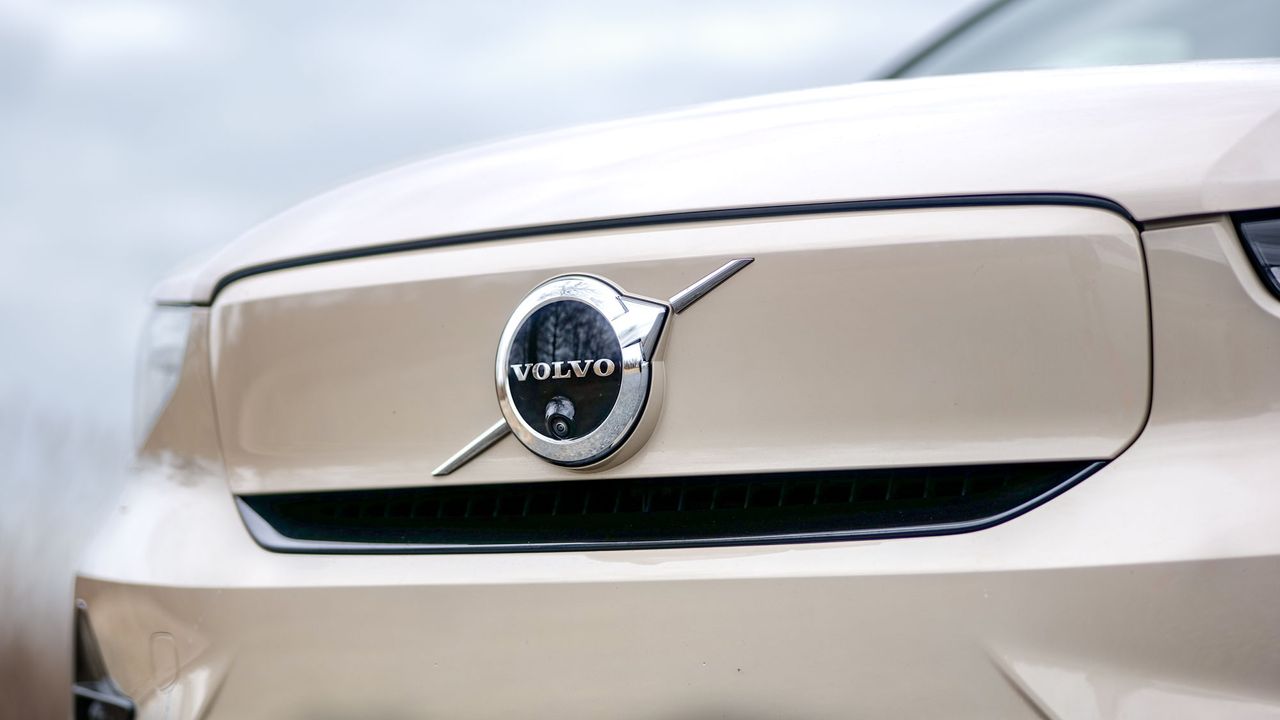 2025 Volvo EX40 Ultra Twin Motor test drive review.