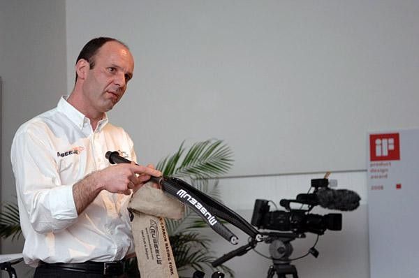 Fangio Reybrouck explains the features of the 50 percent flax MF9 fork.