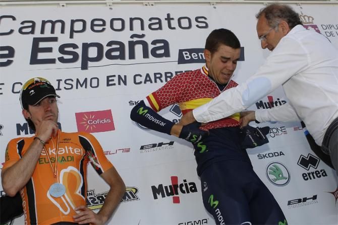Herrada gets his maillot, Izagirre cries
