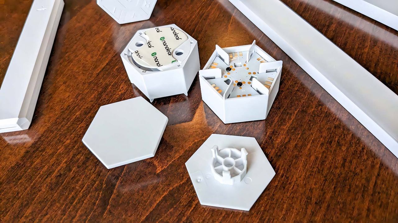 Nanoleaf Lines mounting connectors.