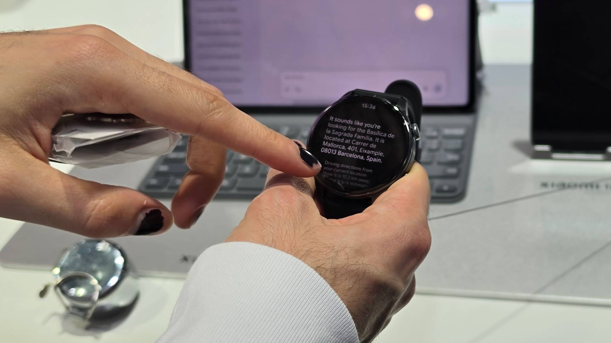 The Xiaomi Watch 5 with a Google Maps presentation.