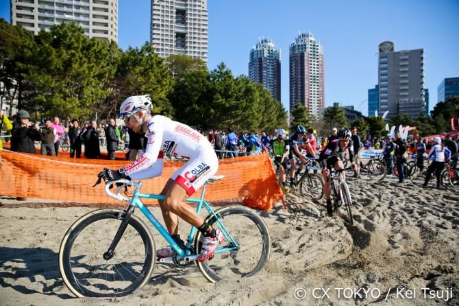 Yu Takenouchi leads in the sand early in the race