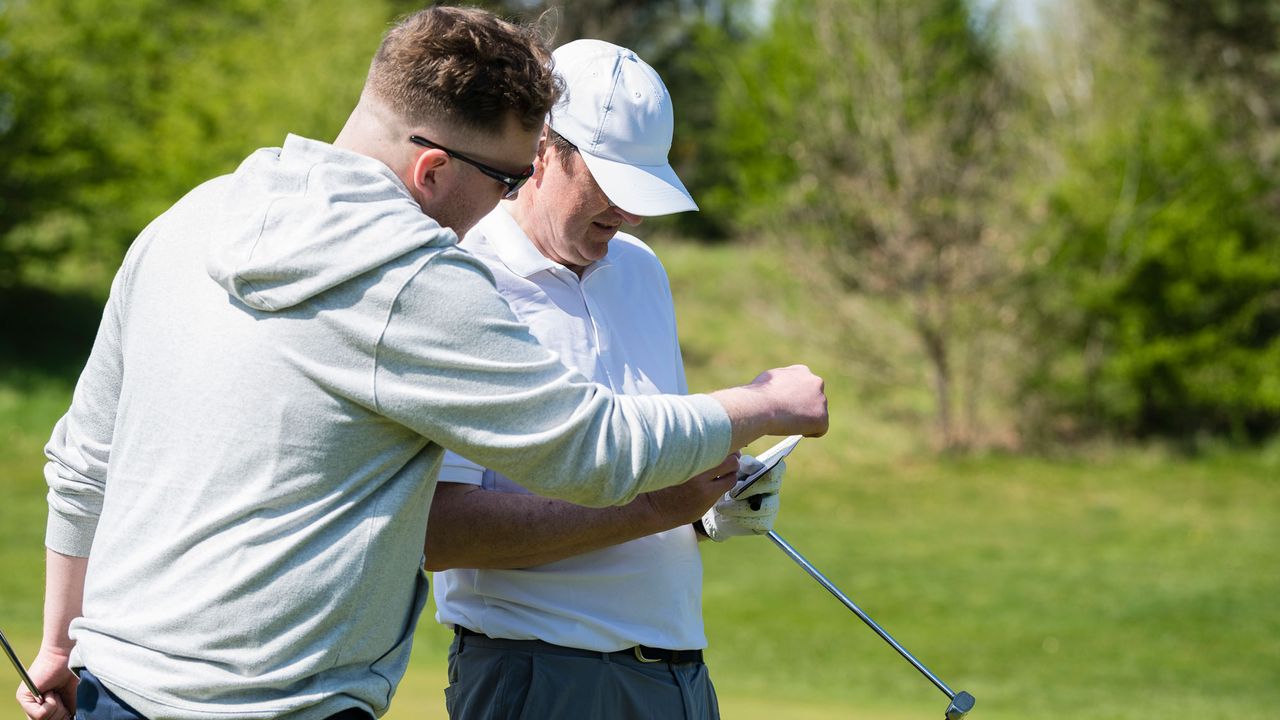 What are the main differences between a 15- and 20-handicapper? Two players scoring their round on a scorecard