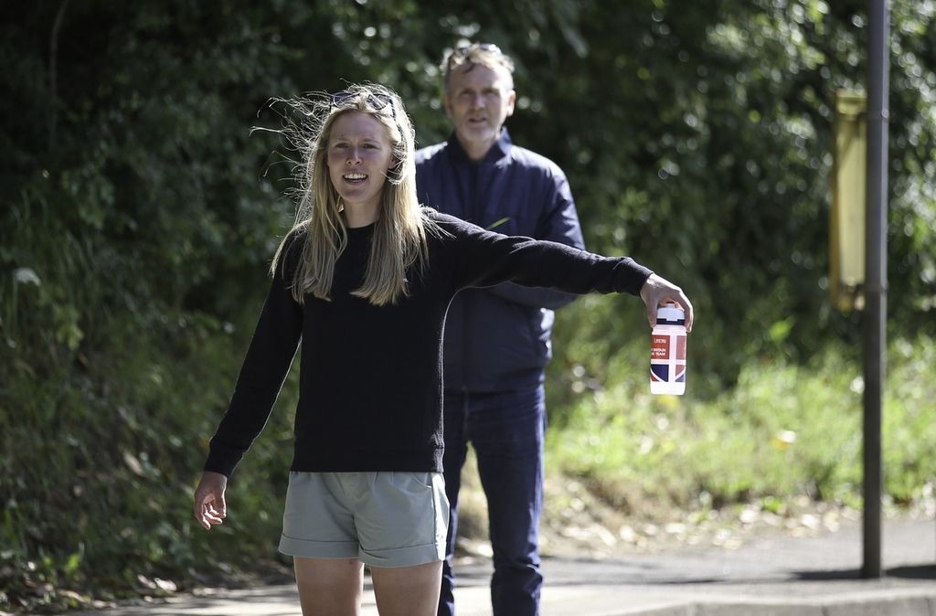 Yesterday Hannah Barnes was celebrating her first national title. Today she was on bidon duty