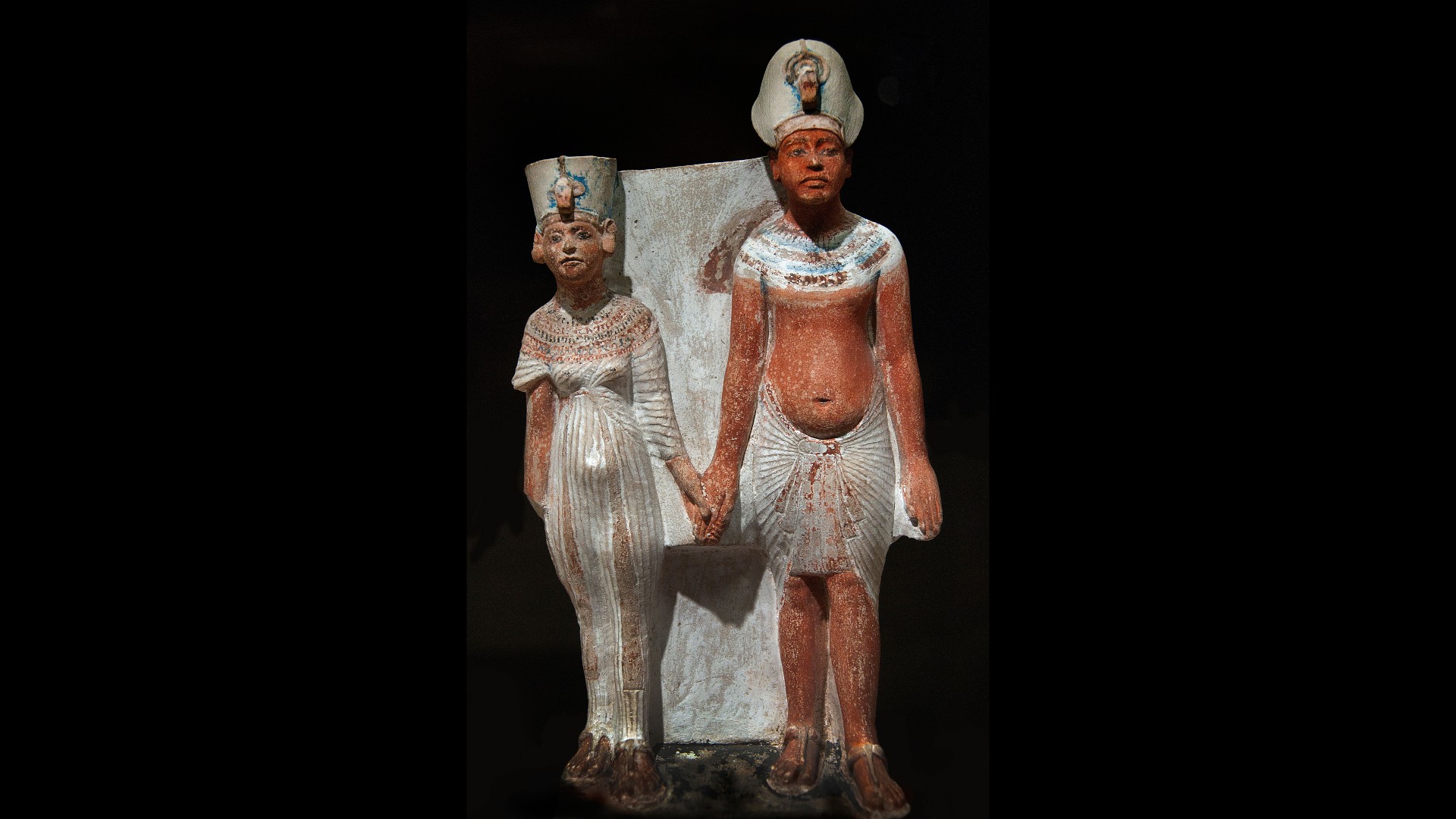 Statue of the royal family King Akhenaten and Queen Nefertiti holding hands, side by side (1345 B.C.).