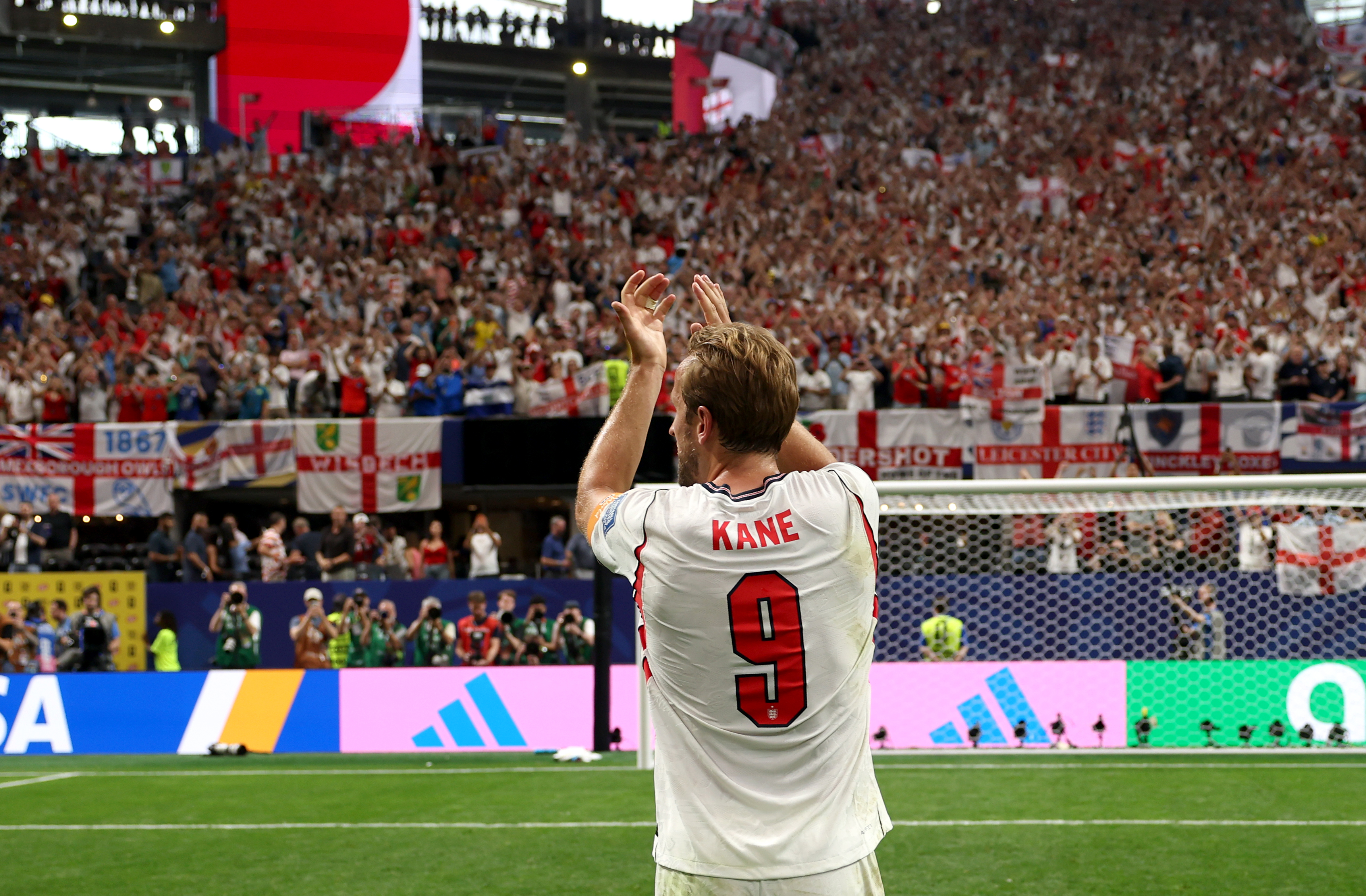 ATLANTA, GEORGIA - JULY 01: Harry Kane #9 of England celebrates towards the fans after the team&amp;apos;s victory and progression to the Round of 16 after the FIFA World Cup 2026 Round Of 32 match between England and Congo DR at Atlanta Stadium on July 01, 2026 in Atlanta, Georgia. (Photo by Eddie Keogh - The FA/The FA via Getty Images)