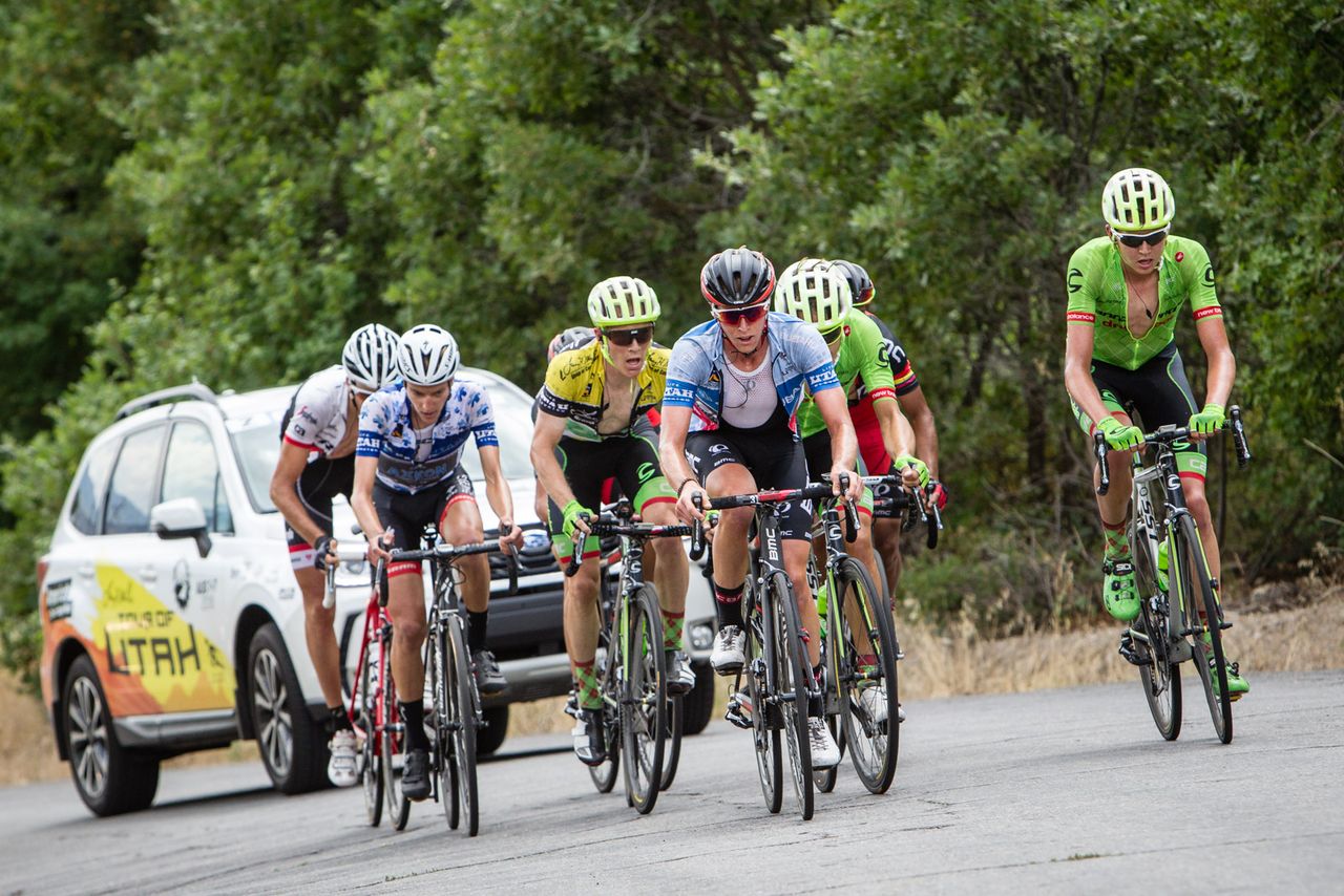 The yellow jersey group hits the final climb